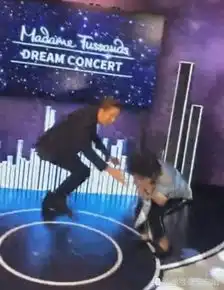  陈伟霆为了吓唬妈妈装蜡像,合照的时候忍不住笑成表情包
