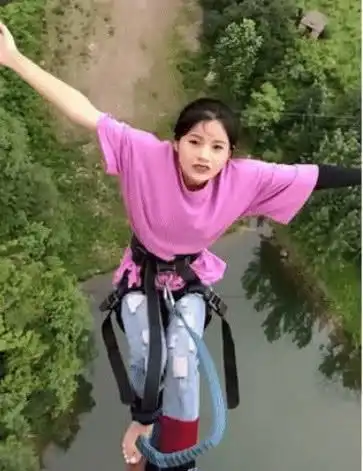  抖音最猛蹦极女,临跳那刻表情波澜不惊,网友有故事