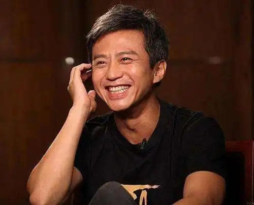  邓超鹿晗陈赫黄渤四人,聚一聚没想到干苦力在码头卸货一脸嫌弃