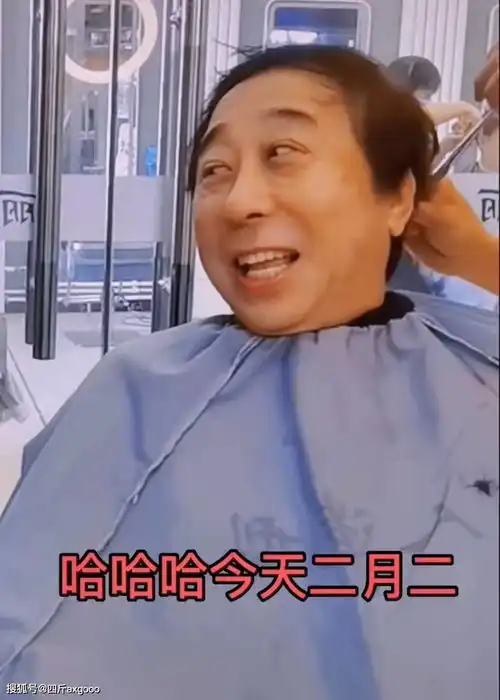  冯巩发布二月二剃头段子,背后钟表疑似穿帮,头发稀疏惹人疼