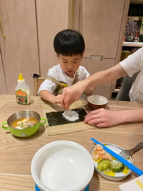  陈嘉桦一家与亲友吃饭庆祝结婚8周年夫妻俩秀恩爱儿子则很委屈