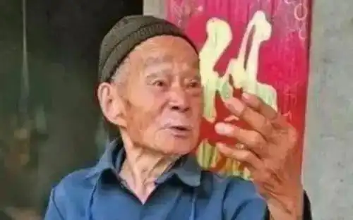  2018年九旬老人登记信息被嘲笑,他拿出一红布包后,众人震惊不已