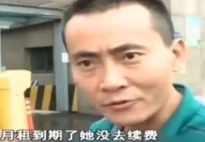  小区停了一天车,4块钱停车费变成300多,女子开车堵住出口