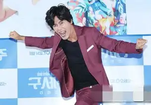 韩影救世主归来举办发布会金馆长崔成国展招牌式魔性表情