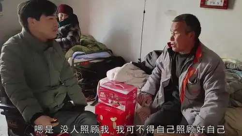  60岁残疾大叔在好心人的帮助下,过得咋样老人的表情说明一切
