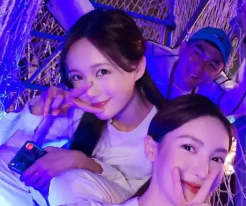 姐妹情深的表情包比耶