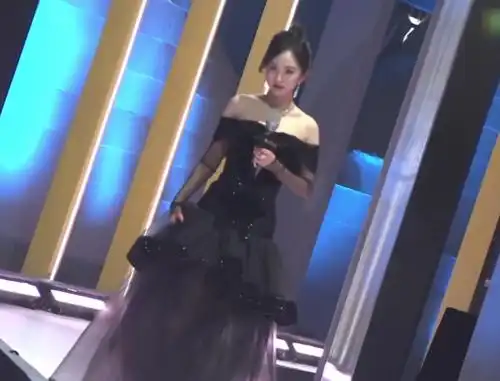  杨幂晚会出场太惊艳,表情管理却成焦点,一秒由萌妹化身霸气女王
