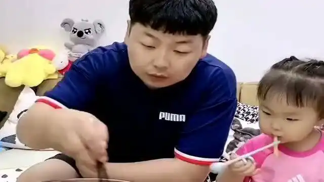  老爸故意抢宝宝的肉,下一秒宝宝这表情,真是笑死人不偿命