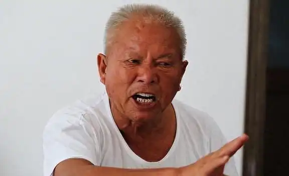  令人心酸火遍全球的梭哈表情包背后,藏着一段不为人知的事
