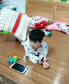  妹子挑战无表情吃柠檬