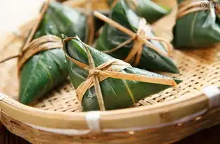 最长粽子7层楼高50个人工耗时近13个小时做龙粽 最长粽子7层楼高50个人工耗时近13个小时做龙粽