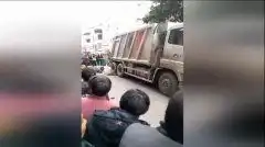 两车同向超车老太惨遭垃圾车碾压致死 两车同向超车老太惨遭垃圾车碾压致死