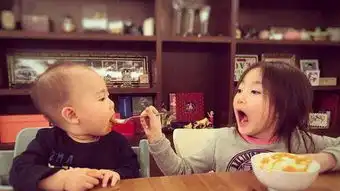  奥莉给弟弟喂粥国民小萌神姐姐范十足两姐弟萌萌的很有爱