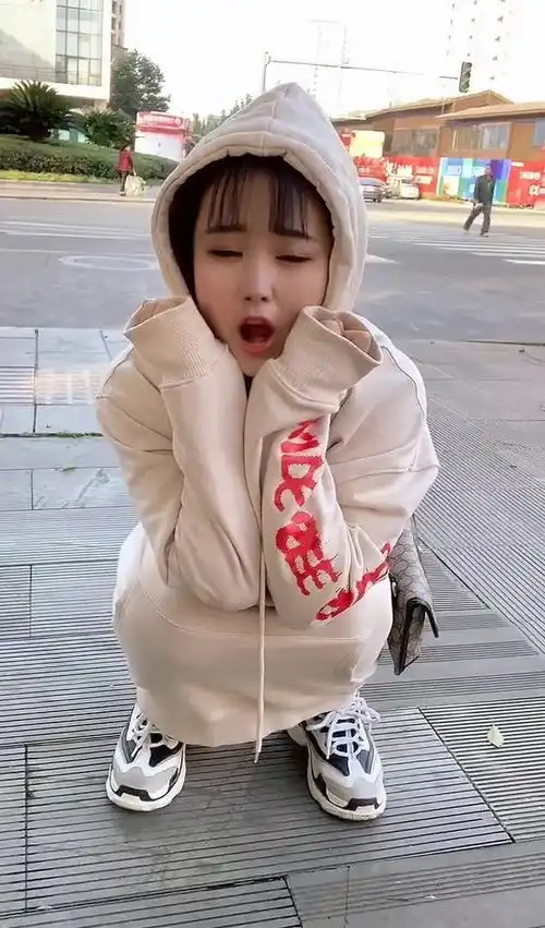  一个开心的不开心的小黄鸭来了
