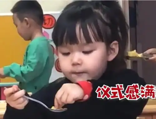  黑龙江女孩沉浸在吃饭的世界里,下一秒和老师四目相对,表情真实