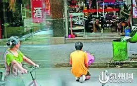  男子捧99朵玫瑰当街跪地哥只求女友原谅