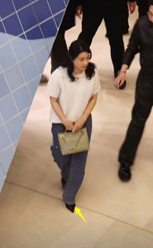  郭晶晶出席活动状态引热议,拎3万元包包不会用,表情尴尬露怯