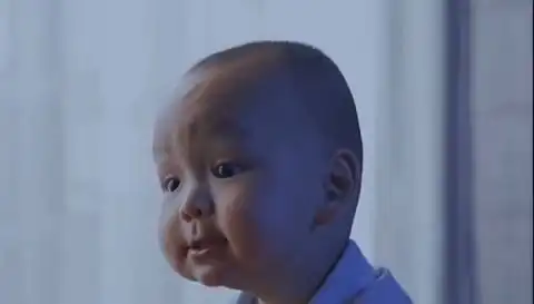 气质拿捏的死死的父亲和一岁儿子仿拍影视剧名场面,小表情绝了 气质拿捏的死死的父亲和一岁儿子仿拍影视剧名场面,小表情绝了