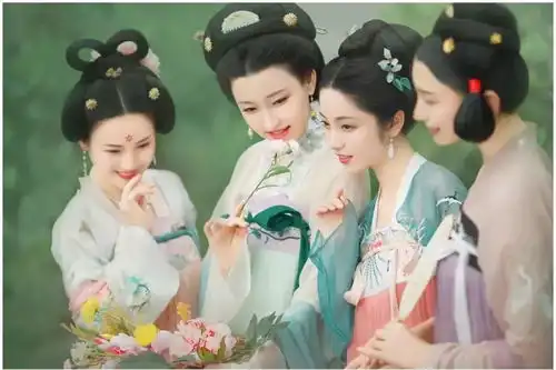  呼唤汉服小姐妹,庭院纳凉