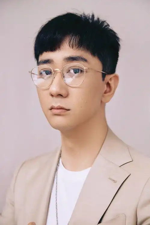  王自健西装写真曝光表情搞怪尽显春日活力