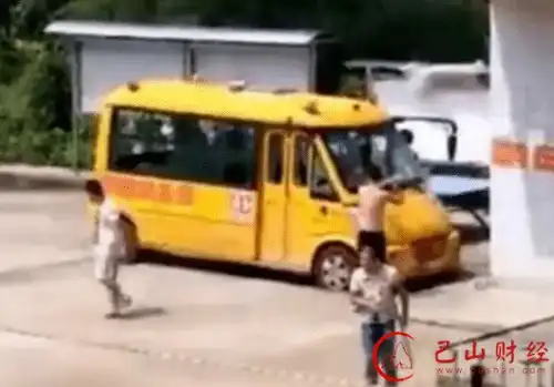 湖南多人冲入幼儿园砍砸校车 湖南多人冲入幼儿园砍砸校车