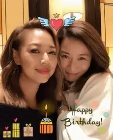  佘诗曼为好友钟丽淇庆生两人相互依偎姐妹情深