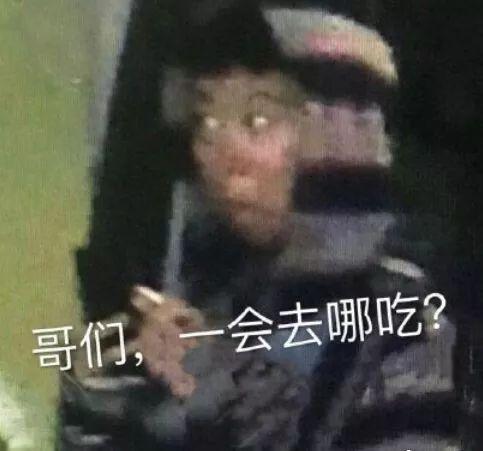  窦靖童被网友偶遇都能出表情包可以说是非常贴地气可爱了