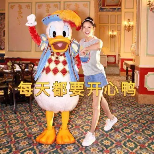  张雨绮秒变表情包童心不改与唐老鸭黛丝合影长腿吸睛