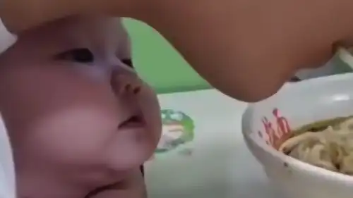  宝宝看妈妈吃面条,真的好馋啊,那个小表情实在太逗了