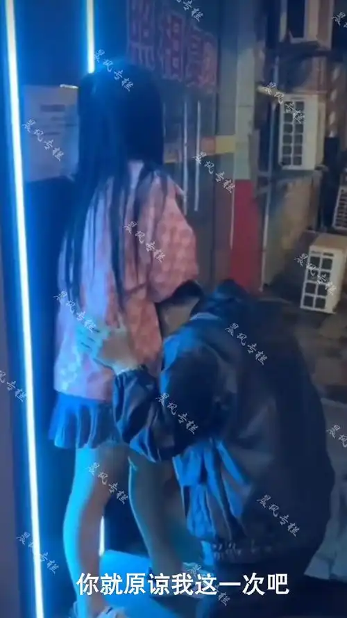  男孩街头跪在女孩面前,不停地求原谅,知情人他是个中央空调