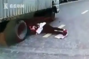  与死神擦肩而过女子横穿马路滑进车底险遭货车碾头