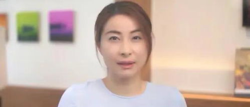  41岁郭晶晶怎么胖这么多为国货代言表情僵硬,这么胖穿这么紧