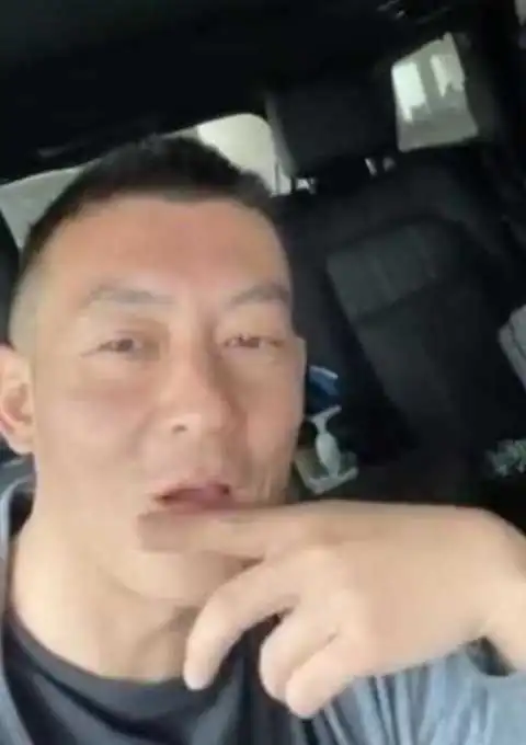  陈冠希晒女儿下厨照,4岁女儿越来越漂亮,笑容甜美星味十足
