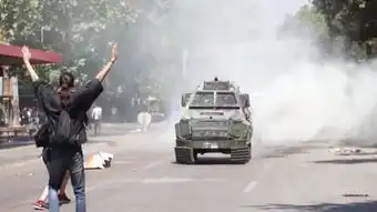 智利警车街头碾压一名抗议者致其死亡 智利警车街头碾压一名抗议者致其死亡