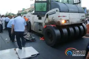  摩的女乘客被压路机碾死现场惨烈引围观
