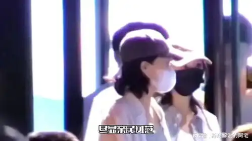  杨幂张小斐深夜聚餐两人一起吃烧烤,尽显姐妹情深