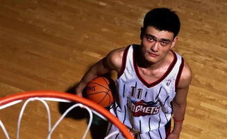  姚明遭嘲讽美国歌手无视姚明,还做出歧视亚洲人的手势