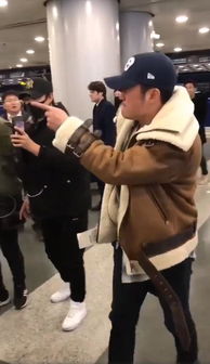  吴京疑机场耍大牌,一脸不悦表情吓人真相却是截然不同让人敬佩
