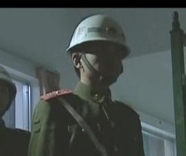  为什么士兵突击里的纠察兵的军衔是红色的,还有3拐