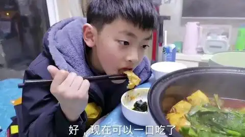  东北农村下午两点吃晚饭辣白菜烤五花肉大头菜包饭,吃的真带劲