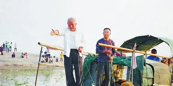  令人心酸火遍全球的梭哈表情包背后,藏着一段不为人知的事