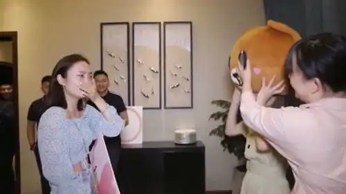 女孩求婚当天收到惊喜,男友请来她远方的闺蜜来见证,姐妹情深画面很感人 女孩求婚当天收到惊喜,男友请来她远方的闺蜜来见证,姐妹情深画面很感人