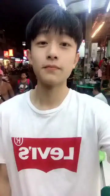  快靠近一点小哥哥的脸要贴过来啦