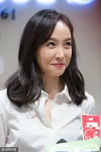  宋茜白衬衫领口低开现场玩性感
