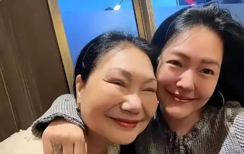  s妈首发4条动态悼念却换哈哈大笑头像,曝在日本电话求助汪小菲