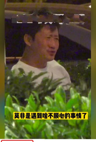  有媒体曝光吴京和朋友在路边小吃聚会画面