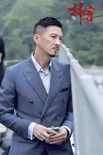  张家辉在深海里慢慢看到远处一点光