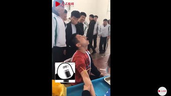  高考体检一男生抽血被吓成表情包一旁同学被逗得哈哈大笑