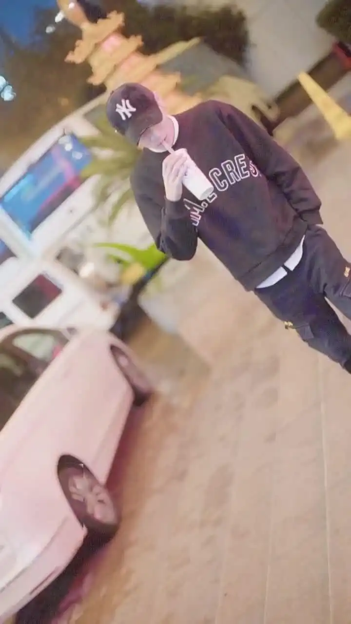  喂小哥哥喝奶茶小哥哥表情太......像个坏人