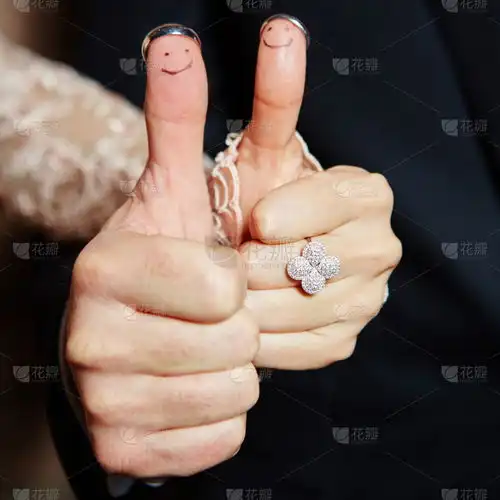  她手指上的结婚戒指上画着新娘和其他图片